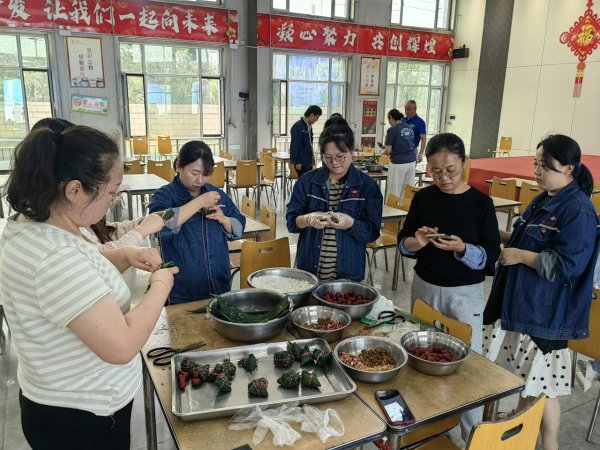 68配资 与“娘家人”一起包粽子