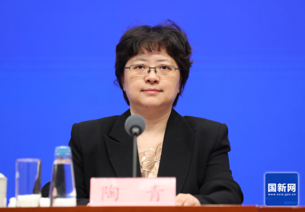 牛操盘 如何推动钢铁、石化等传统产业绿色转型？工信部答封面新闻