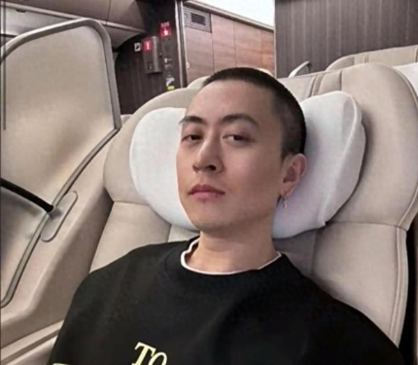 信通配资 坐3.6亿飞机, 戴1000万名表, 拿5000万炒股的秦奋究竟什么背景