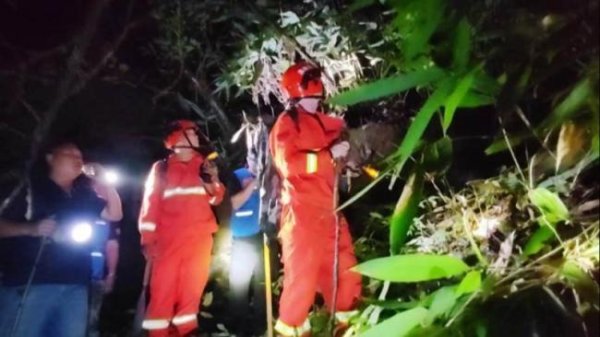 有富策略 村民深山坠沟 多部门联动紧急救援 7小时不懈搜救成功